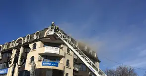 Огън и дим под покрива на Пощенска банка събраха за минути четири пожарни