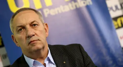 Нападнаха спортния министър пред болница в София