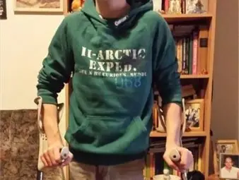 14-годишен проходи след 12 години битка с церебрална парализа. Пише втора книга