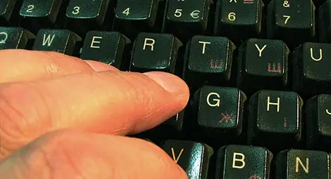 Колеги стигнаха до съд след спор за ровене в чужда е-поща