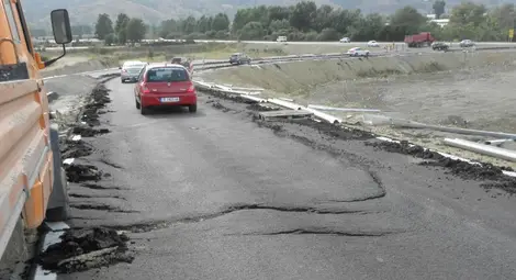 Дефектна настилка преди началото на АМ "Струма"