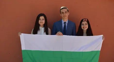 Дона-Мария  /вдясно/ заедно с Таня Оцетарова и Василен Цветков. 				    Снимка: Клуб Млади таланти