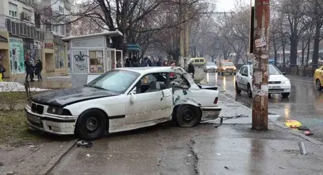 БМВ връхлетя тротоар, по чудо няма жертви