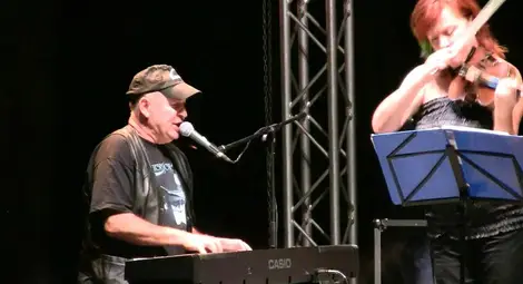 Валди Тотев, Дивна и Тереза пеят в Европейската нощ на учените