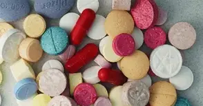 Уплашен от полицаи наркоклиент опитал да глътне пакетче дрога