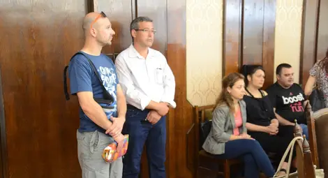 Родители на бъдещи първокласници търпеливо изчакаха да дойде &bdquo;тяхната&ldquo; точка. 		    Снимка: Красимир СТОЯНОВ