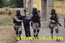 Осем души са задържани при специализирана полицейска операция Осем души са задържани при специализирана полицейска операция