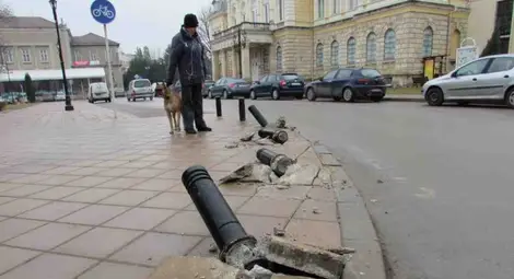 Общината търси над 15 хил. лева от изкъртени колчета и знаци