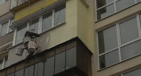 Баба реже въжето на алпинист, санирал съседите /видео/