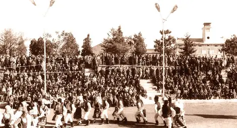 Закриване на Земляческата среща, на която в Поликрайще пристигат 1480 души, живеещи в Чехословакия, Австрия, Унгария и в различни близки и далечни градове и села на България с поздравителен концерт от Фолклорния ансамбъл &bdquo;Сидер войвода&ldquo;, Горна Оряховица; центърът на Поликрайще, 7 ноември 1981 г. 