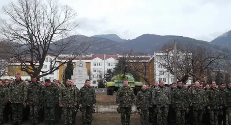 Уволниха военните, поругали паметник в Карлово