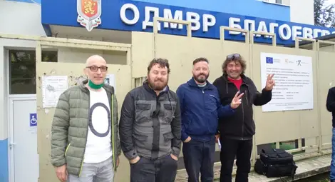 Протестиращи се вързаха с верига пред полицията в Благоевград