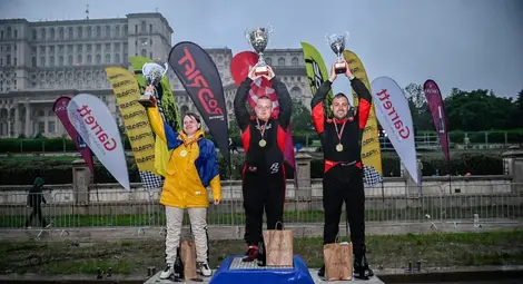 Русенецът триумфира на почетната стълбичка.