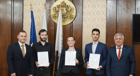 Наградените с кмета Пенчо Милков и ректора на РУ акад. Христо Белоев. Александра Клименко за втори път получи приза, но вече от името на сестра си Теодора.             Снимка: Община Русе