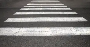 Джип удари млад мъж на пешеходна пътека