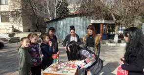 Деца продадоха над 1000 мартеници за благотворителна кампания на ЮНЕСКО 