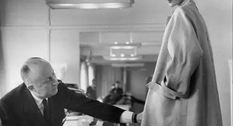 Ако имате криви крака, носете дълбоко деколте