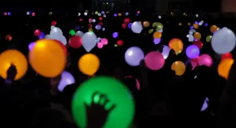 8000 светещи балона на мястото на Берлинската стена