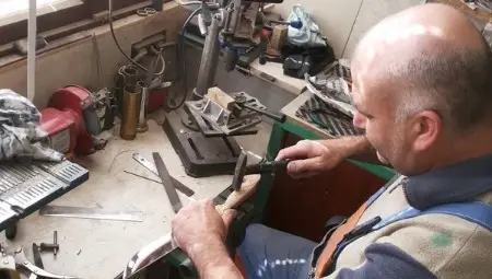 Ножарят Николай Гевелски е нов член на задругата. Ножарят Николай Гевелски е нов член на задругата.