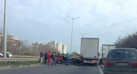 Турски ТИР и кола се сблъскаха зверски по пътя за &bdquo;Дунав мост&rdquo;