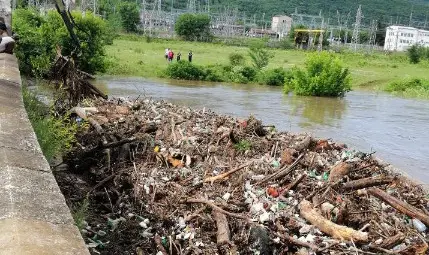 Придошлите води на река Янтра заталачиха с дървета по 7-8 метра моста на пътя Горна Оряховица &ndash; Първомайци /галерия/