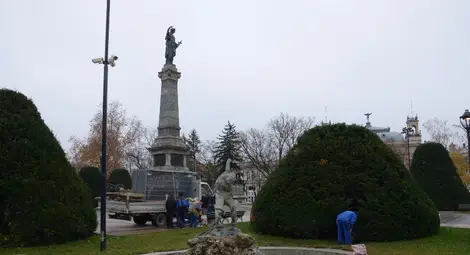 Замразяват за зимата ремонта  на Момчето с хидрата