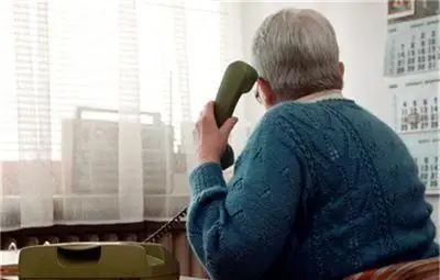 Баба на съпругата на правосъдния министър спретна клопка на "ало" измамници