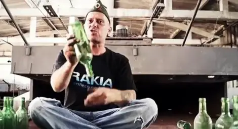 Ние пием, а англичаните пеят: I want rakia, I need rakia...! /видео/ Ние пием, а англичаните пеят: I want rakia, I need rakia...! /видео/