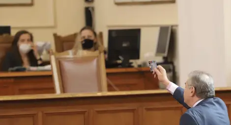 Депутати пак отказват да носят маски, Караянчева сезира РЗИ Депутати пак отказват да носят маски, Караянчева сезира РЗИ