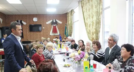 Пенчо Милков подари икона на  пенсионерите в Червена вода