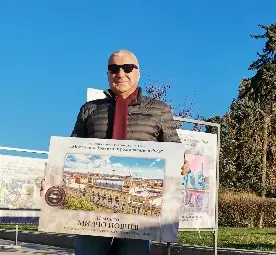 Милчо Йовчев с наградената фотография. 