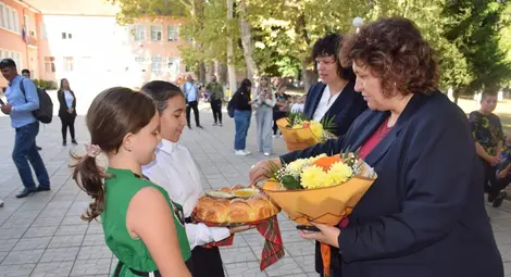 Драгомир Драганов и Таня Михайлова се запознаха с напредъка  по изграждането на физкултурния салон в Сливо поле