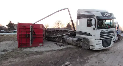 Ураганен вятър обърна камион край Червена вода по пътя Русе-Кубрат