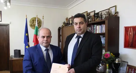 Областният управител Галин Григоров беше сред първите, които честитиха рождения ден на кмета. Снимка: Красимир СТОЯНОВ