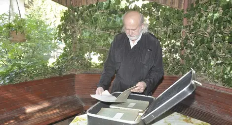 Куфар с талантливи стихове останал от приютен в църква клошар-поет