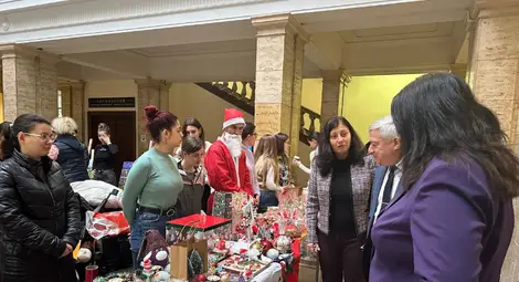 Базар под надслов "Направи специална Коледата за приятел" отвори в Русенския университет