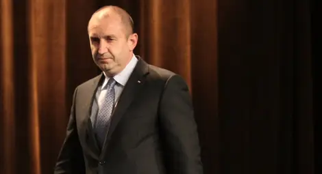 Румен Радев иска да се спре обществената поръчка за тол таксите Румен Радев иска да се спре обществената поръчка за тол таксите