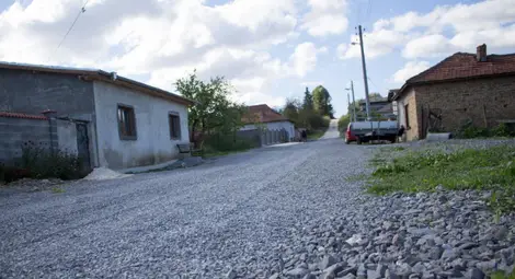 Семейство, работещо в чужбина, стегна улица със собствени средства