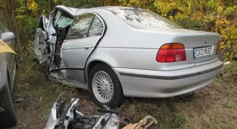 Двама души загинаха на място на кървавия завой до 9-ти километър Двама души загинаха на място на кървавия завой до 9-ти километър