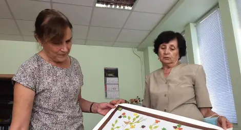 Стефка Маринова приема дарението на Величка Кадъкювлиева - родословното й дърво.