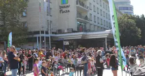 2524 деца събраха рекордните 13,1 тона стара хартия, за да получат нови книжки