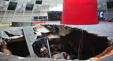 8 редки автомобила от музейна сбирка пропаднаха вдън земя /видео/