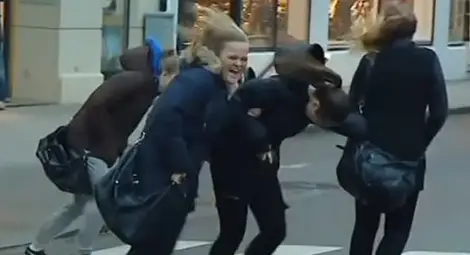 Вятър със скорост над 150 км/ч издухва норвежците от улиците /видео/