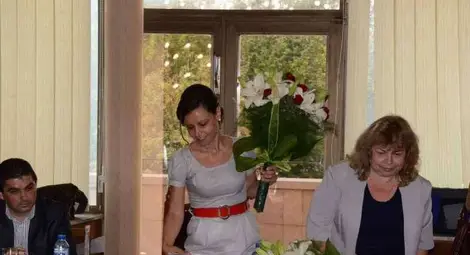 Новите зам.-областни с по два букета в първия си работен ден