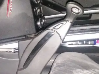 Така изглежда системата, която позволява на спортиста с увреждания отново да кара кола. Снимки: Община Ветово и личен архив