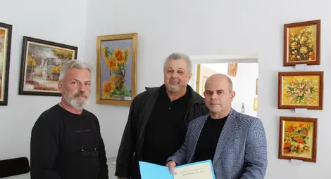 Кметът Стоилов поздрави председателя на Дружеството на художниците Николай Колев /в центъра/ и един от авторите в изложбата снощи Цветан Симеонов.    Снимка: Община Русе