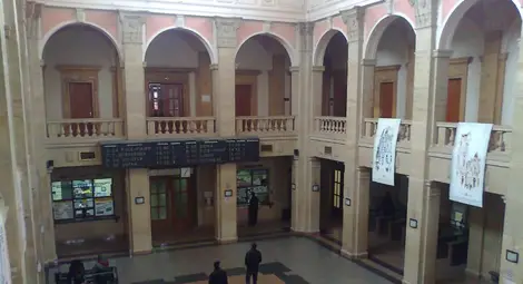 Полицай за колоездач във фоайето на гарата: Ако го спра, ще пита къде пише, че е забранено