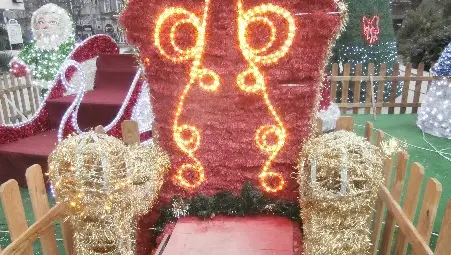 Нямаше ли кой поне да претапицира  мърлявия кичозен &bdquo;трон&ldquo; на площада?