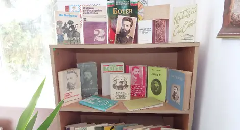 Училището в Ценово получи две дарения от дългогодишен уредник в Националния литературен музей