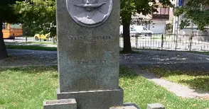 Надгробният паметник на войводата Панайот Хитов остана и без цифри